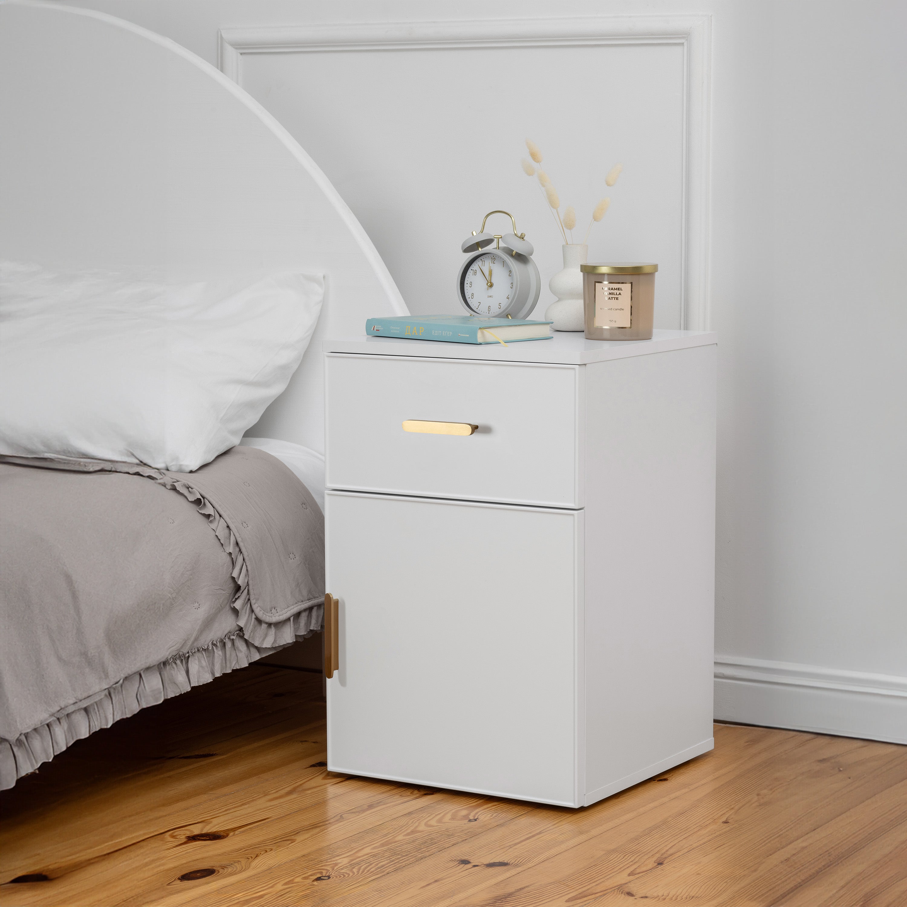 PORTO BEDSIDE TABLE - WHITE - SLIM - OVAL BRASS